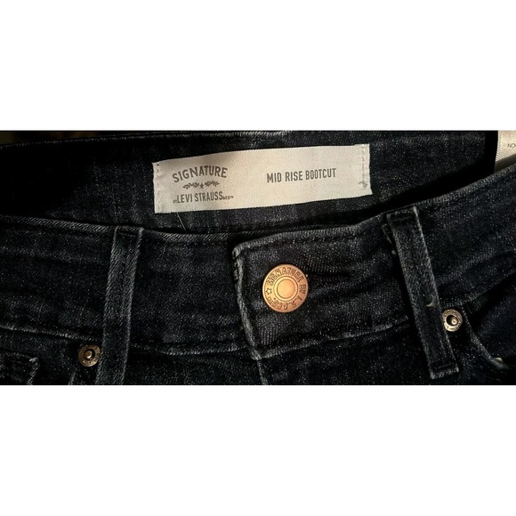 Levi Signature Mid Rise Bootcut Dark Wash Blue Denim Jeans Woman's Size 29.5xL29 - Picture 1 of 5